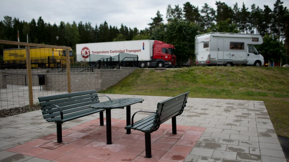 En rastplats ska erbjuda möjlighet till parkering för både personbilar och yrkestrafik. Sittplatser ska finnas och gärna möjlighet till rekreation. Rastplatsen som planeras i luleå kan, om den tänkta placeringen blir verklighet, ge besökaren möjlighet att gå till Hägnan eller uppleva djurlivet i Gammelstadsviken. Den här bilden är tagen vid en annan rastplats efter E4. Totalt finns 270 rastplatser i Sverige men fler planeras.