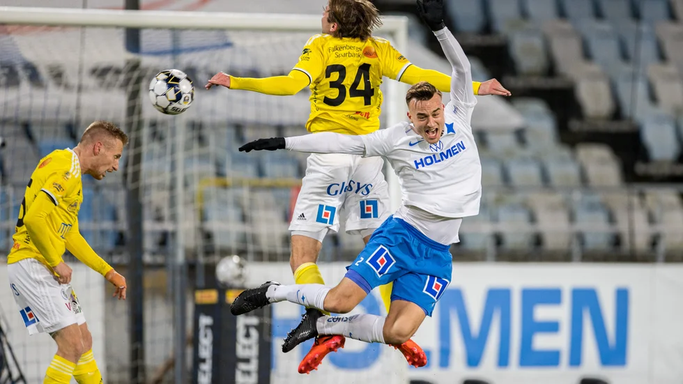 När Falkenbergs Axel Norén tacklade IFK Norrköpings Henrik Castegren dömde domaren Adam Ladebäck en av kvällens tre IFK-straffar.