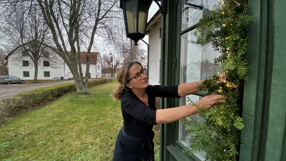 Susanne Falk rättar till juldekorationerna vid Forsmarks wärdshus. I år serveras femrätters julmeny vid sittande bord, med corona-avstånd mellan borden.