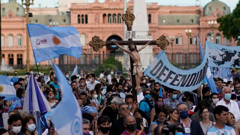Anti-abortaktivister samlas på Plaza de Mayo i Buenos Aires i Argentina för att protestera mot lagförslaget att legalisera abort.