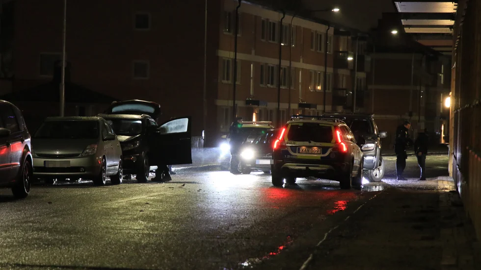 Polis på plats i Gränby efter omfattande fyrverkerier.