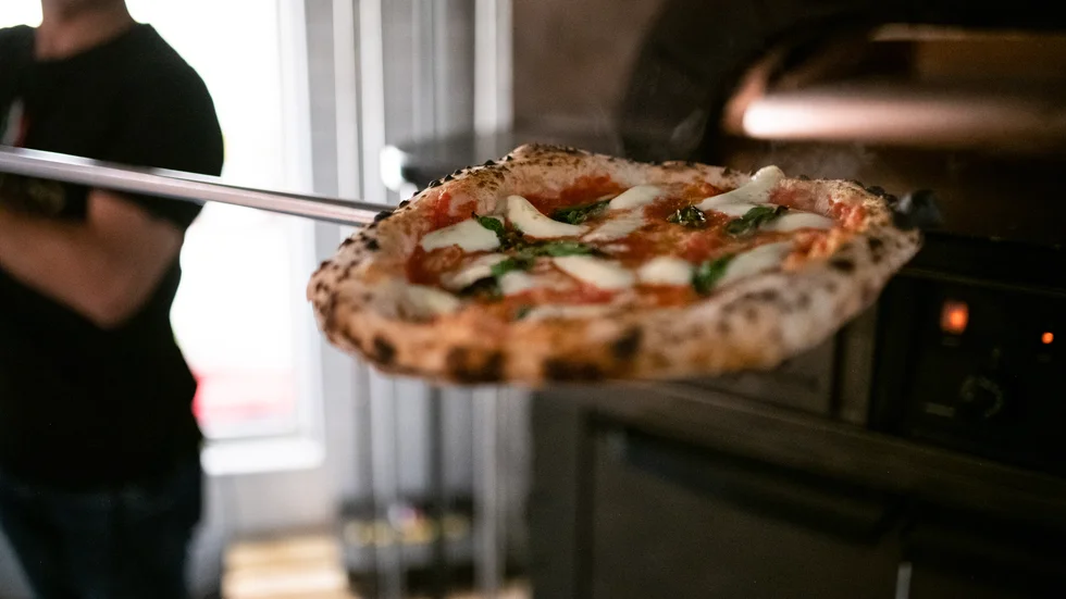 En god tomatsås till pizzan är enklare än man kanske tror. Öppna en burk hela tomater (gärna sorten San Marzano) och salta – sedan är den klar.