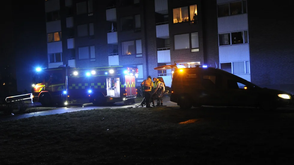 Under nyårsdagens kväll larmas räddningstjänsten till Ektorp i Norrköping efter larm om rök i trapphus. 