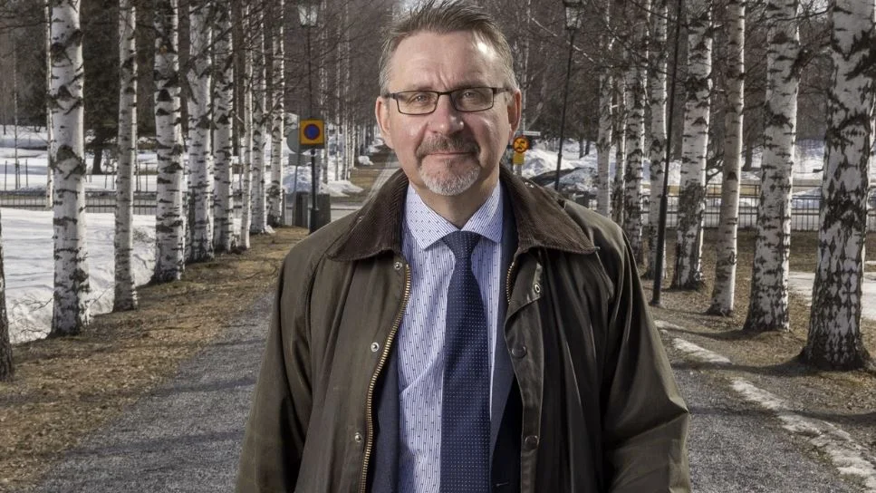Johan Antti, 62, återvänder till kommunkontoret i Övertorneå.