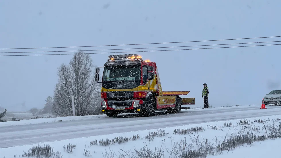 Bärgare och polis på plats vid olyckan. 