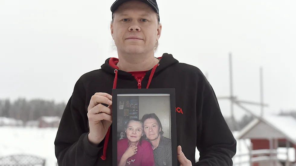 Henriks föräldrar Anniqa och Ola blev 67 och 66 år. Båda drabbades av cancer och dog med ett års mellanrum.
