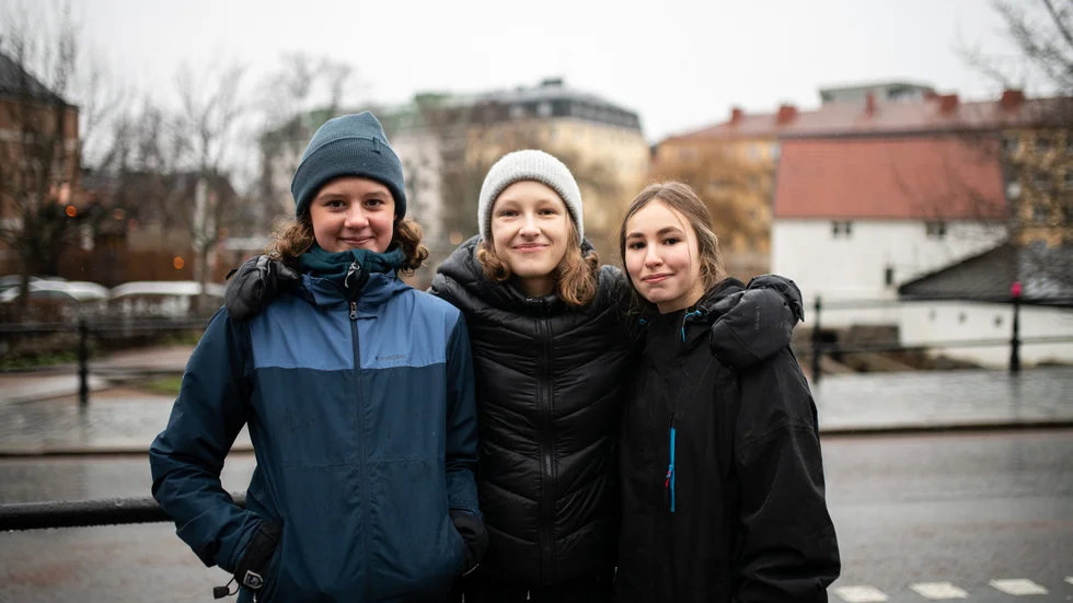 Milly, Sara och Elin tycker till om 2020.
"Det har varit ett skruttigt år," säger Milly. 
"Man tänkte att det skulle bli en nystart nu men så verkar det inte bli," säger Elin.   