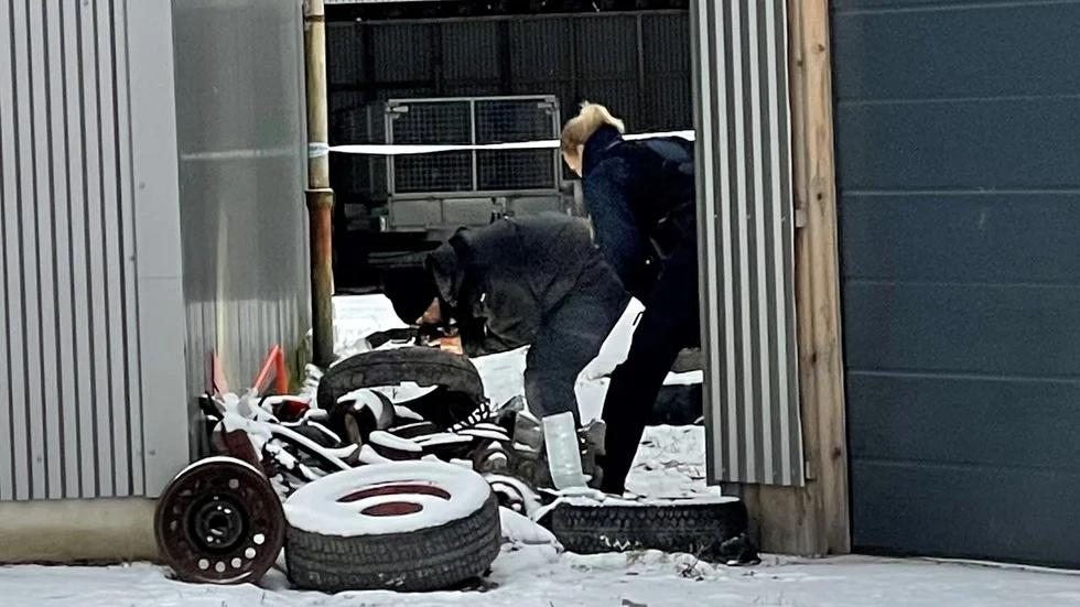 De tre männen släpps, men misstänks fortfarande för stöld.