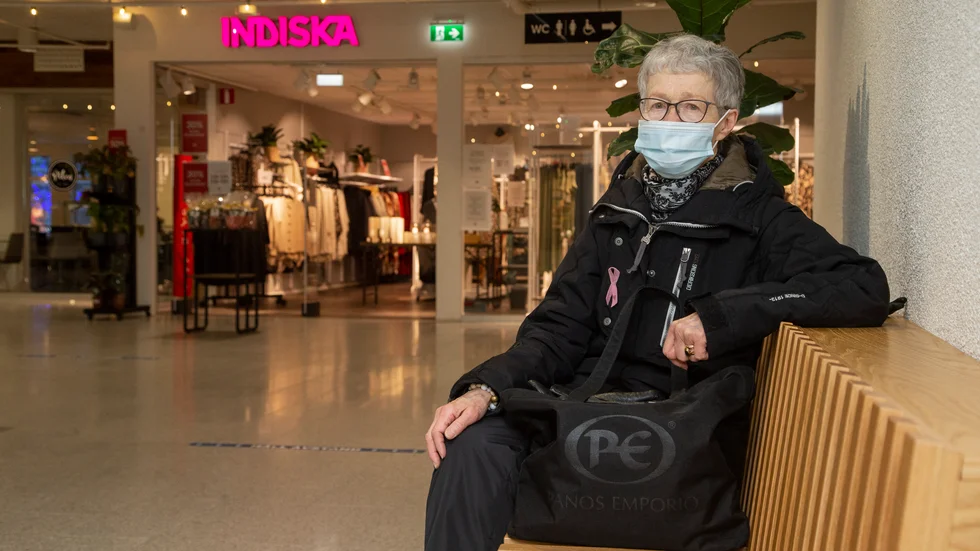 Gunvor Vikman bor i Långträsk och måste åka till Piteå hälsocentral för provtagning då det just nu endast är Hällans hälsocentral som är kopplad till den mobila bussen.