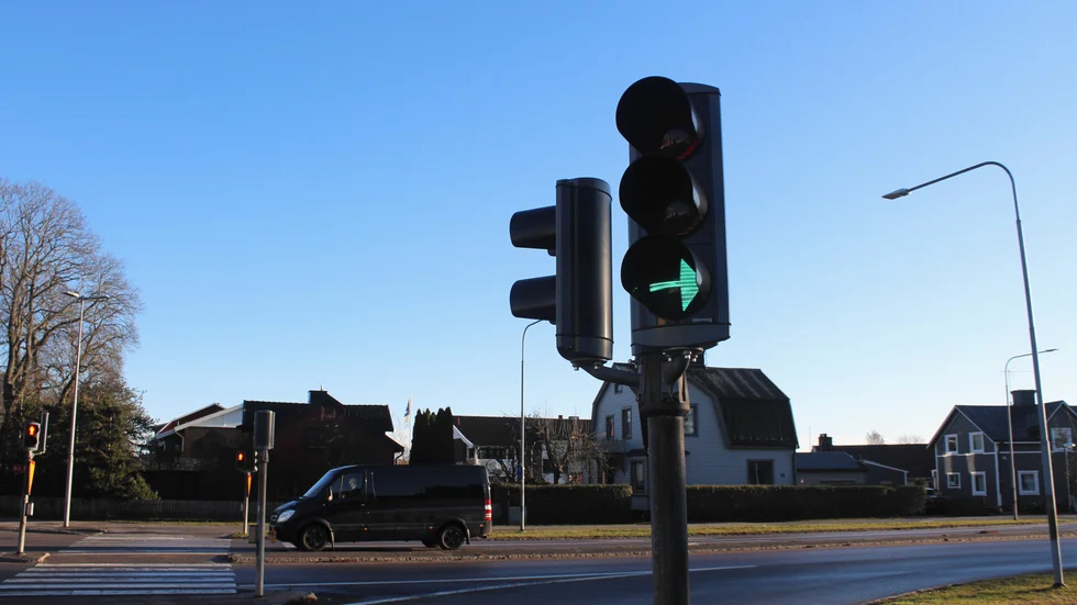 En grön konturpil visar att bilisten får köra i pilens riktning, oavsett om annan signal ges.