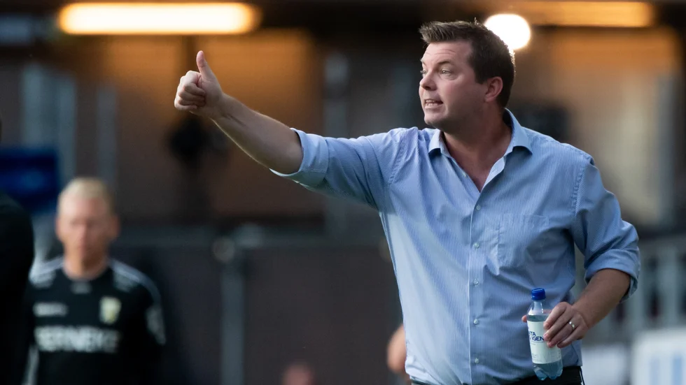 Tummen upp för Jens Gustafssons IFK efter segern på Gamla Ullevi.