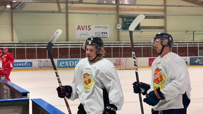 Tim Söderlund, till vänster, är klar för spel i Almtuna. Den vindsnabbe forwarden inleder säsongen i hockeyallsvenskan innan han åker över Atlanten i mitten på november.
