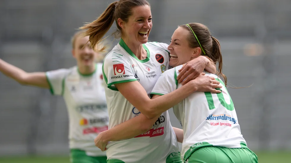 Madeleine Tegström, t v, har tidigare spelat många säsonger i Hammarby. Numera tillhör hon Jönköpingsklubben Mariebo.