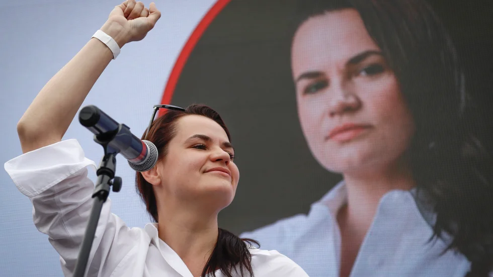 Svetlana Tichanovskaja tog över maken Sergejs politiska kamp när hon ställde upp i Belarus presidentval. Bilden är från ett valmöte i Minsk i juli.