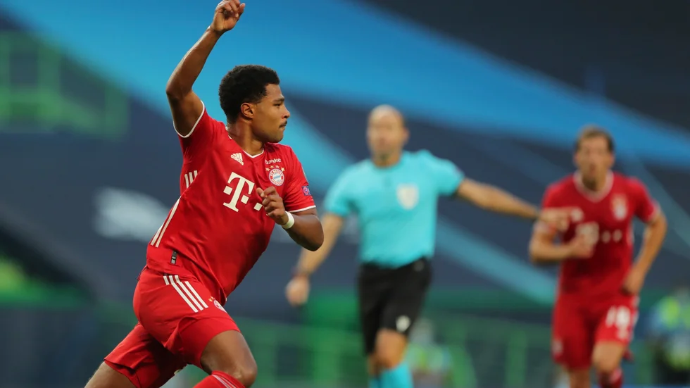 Serge Gnabry firar efter att ha skjutit ledningsmålet för Bayern München. Gnabry gjorde ett mål till och tog Bayern till final i Champions League.