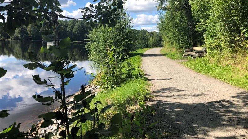 Någonstans längs strandpromenaden i centrala Skellefteå ska kvinnan och mannen ha misshandlat den andra mannen.