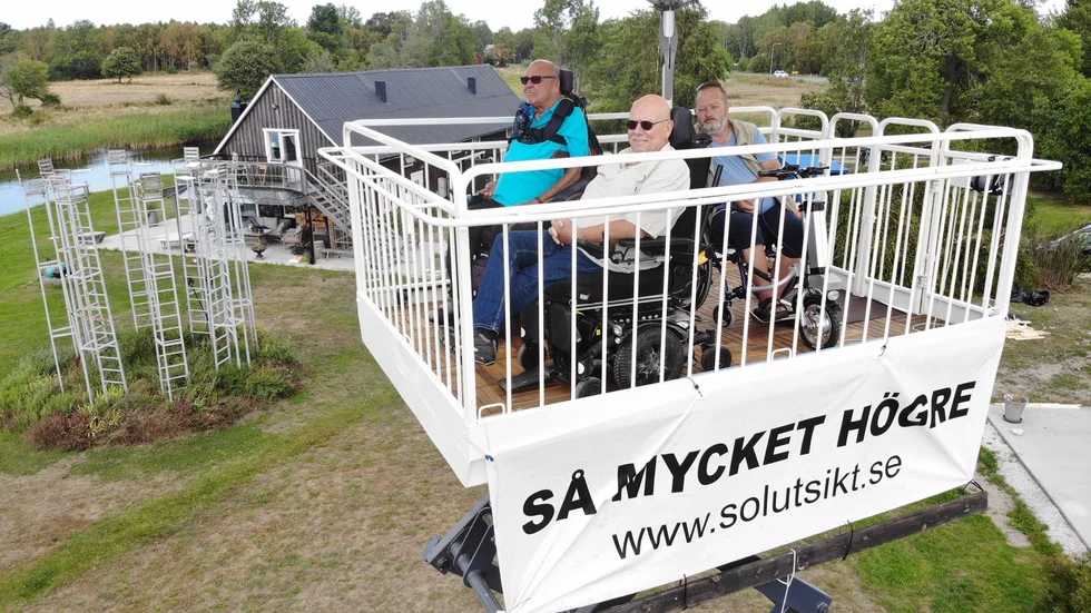 Nio meter upp i luften. Roland Sundelin tror att fem rullstolar skulle få plats på balkongen.