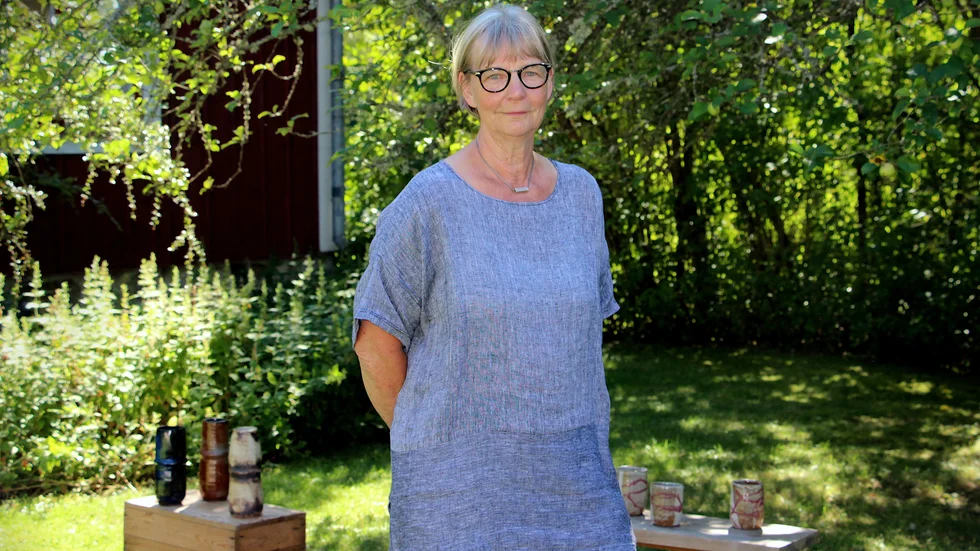 Marianne Wrenne Larsson, Mogarps Gård en bit utanför Sya, utökade sin ateljé och ställde ut extra mycket av sitt stengods i trägården när årets upplaga av konstrundan arrangeras i helgen (fredag-söndag).  