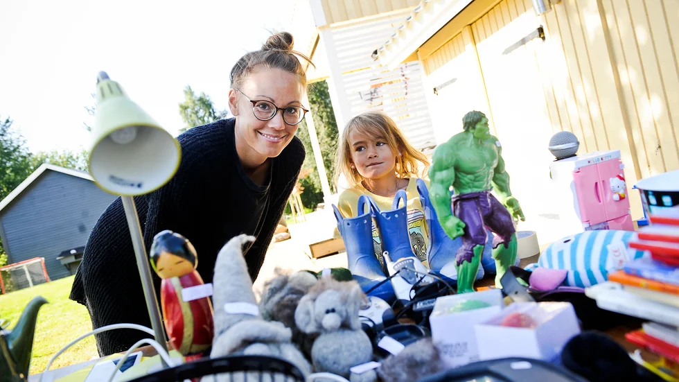 Camilla Solstrid och 6-åriga Selma Solstrid var med och sålde prylar på helgens kvartersloppis i Ursviken.