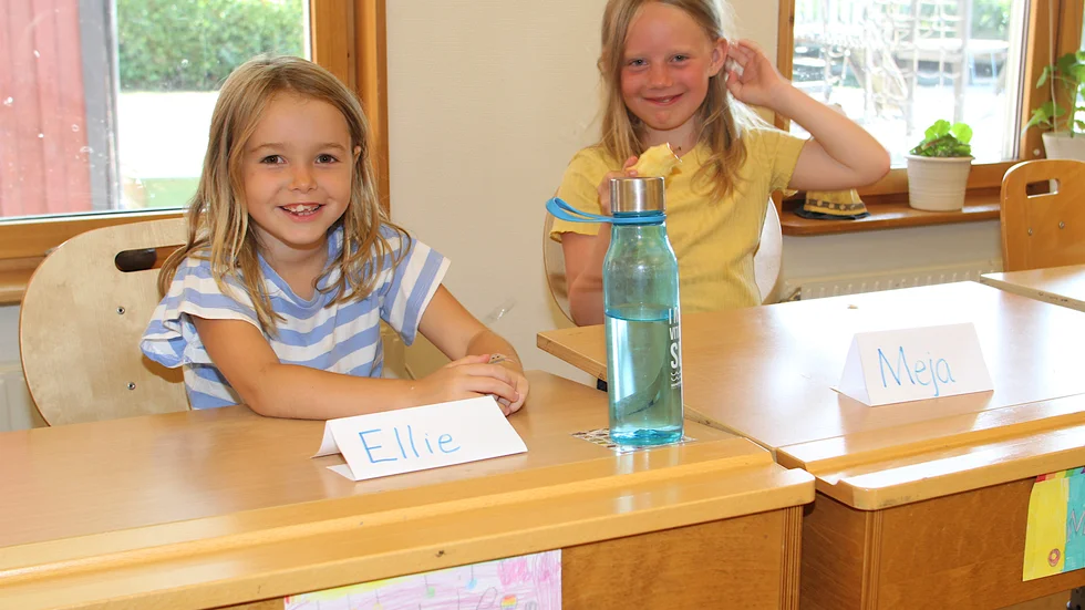 Ellie Arnbacken och Meja Olsson hade på måndagen sin första dag i klass 1B på Mariefreds skola.