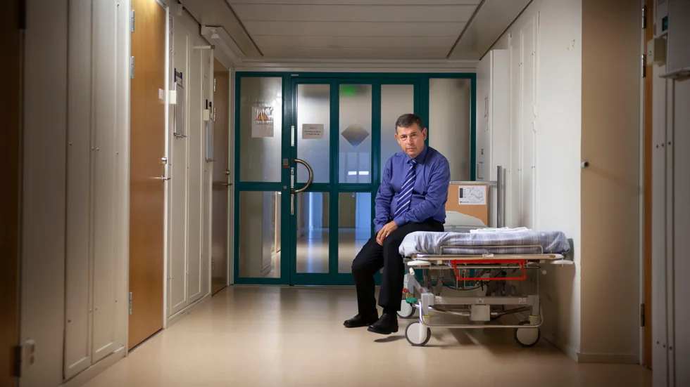 En säng i korridoren är bäddad och en tandborste framlagd. Här kan svårt sjuka psykpatienter i värsta fall bli liggande på grund av resursbrist, menar överläkaren Markus Heilig.