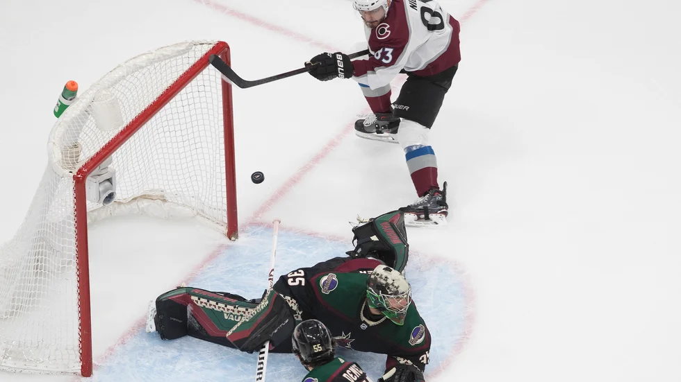 Colorados Matt Nieto satte inledningsmålet mål mot Arizona i 7–1-segern.