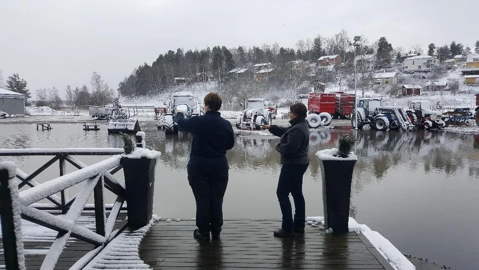 Eva Lindström och Cilla Johansson blickade ut från Lantmännens entrétrappa i slutet av februari. En stor del av gårdsplanen täcktes av vatten och maskinhallen var vattenfylld.