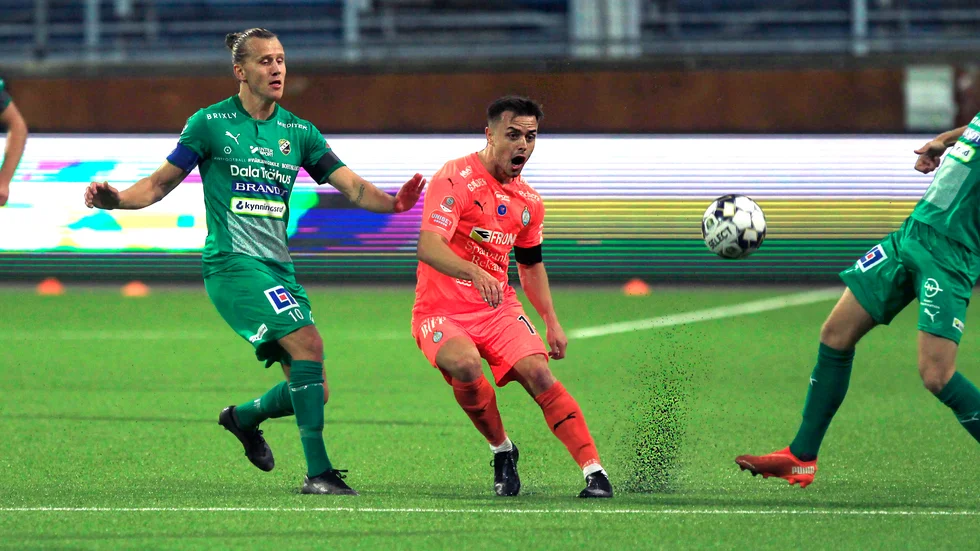 AFC Eskilstunas Ryan Williams är steget före Ljungskiles  Jesper Jonasson Westermark i bottenmötet på Tunavallen.
