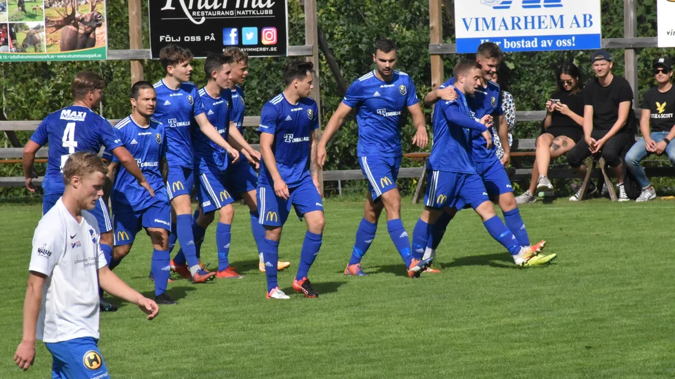 Hvetlanda GIF toppar serien, tre poäng före derbyrivalen Myresjö/Vetlanda.