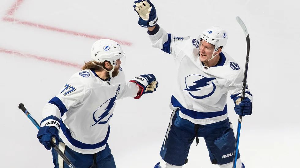 Tampa Bays Victor Hedman (vänster) firar sitt mål med Ondrej Palat.