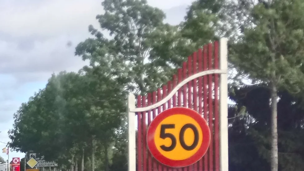 Skyltarna vid infarten är tänkta som en välkomnande entré, skriver Oscar Forss.