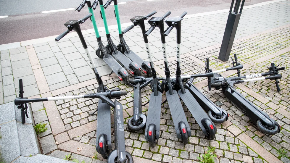 Parkeringsvakter ska från och med måndag kunna städa upp i röran av slarvigt parkerade elsparkcyklar. Arkivbild.
