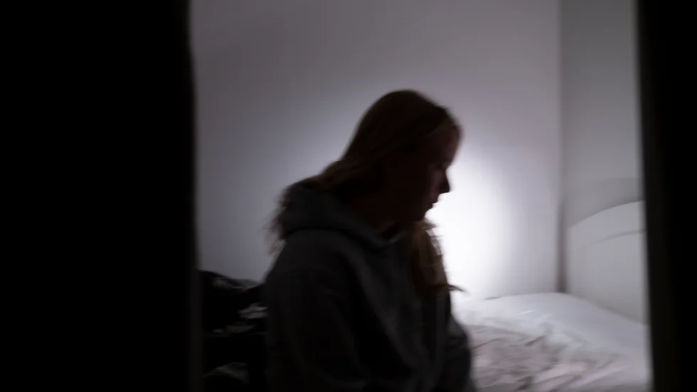 Kvinnan larmade polisen om det sexuella övergreppet och sprang ut från sin lägenhet till en parkering.