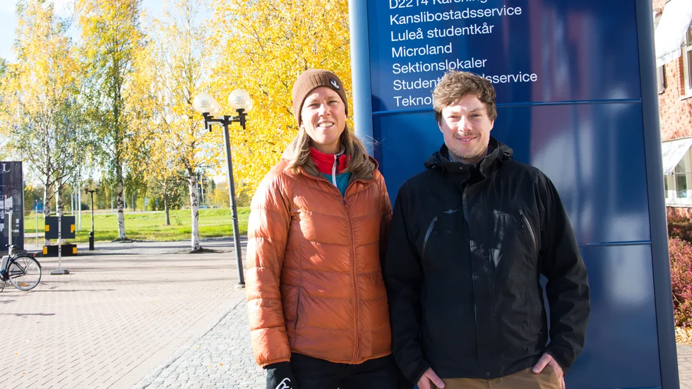 Projektledare Johanna Lindberg på CDT, Centrum för distansöverbryggande teknik, och AI-expert Christian Günter utvecklar plattformen som ska samordna transporter, till att börja med i glesbygd. 
