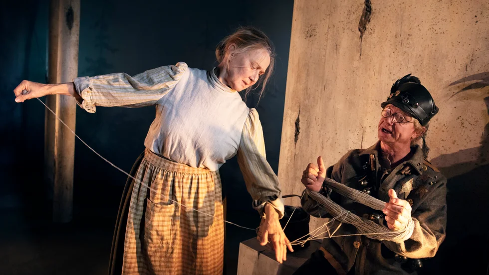 Anna Söderling och Mikael Lindgren spelar alla roller i Västerbottensteaterns "Kejsarn av Portugallien". Framförallt kretsar berättelsen kring Jan och Kattrina. 
