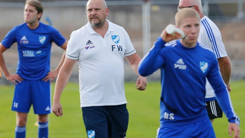 Fredrik Walfredssons IFK Västervik åker ur division 4. 