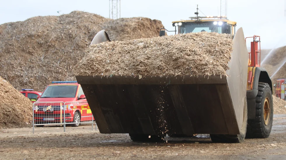 Att flishögar börjar brinna är inte helt ovanligt. Under söndagen började det glöda i två flishögar intill E4:an, vilket skapade oro hos passerande bilister. Bilden är taget vid ett annat tillfälle.