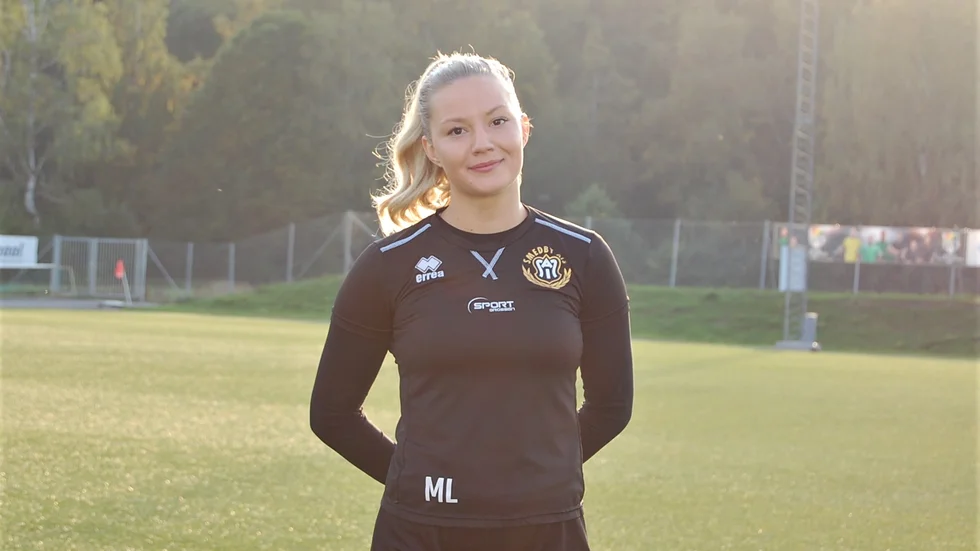 15-åriga Maja Lundin har tagit stora kliv under säsongen. Hon har gått från U16-lag, via U-laget till Smedbys A-lag. På lördag väntar ett hett derby som vi sänder på sajten.