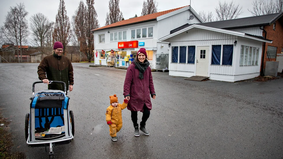 Robin Snibb och Maya Perez Aronsson har nyligen flyttat in i Mayas barndomshem. "Det är jättemysigt här. Barnen kan leka på gatan och det är nära förskolan och skogen", säger hon.