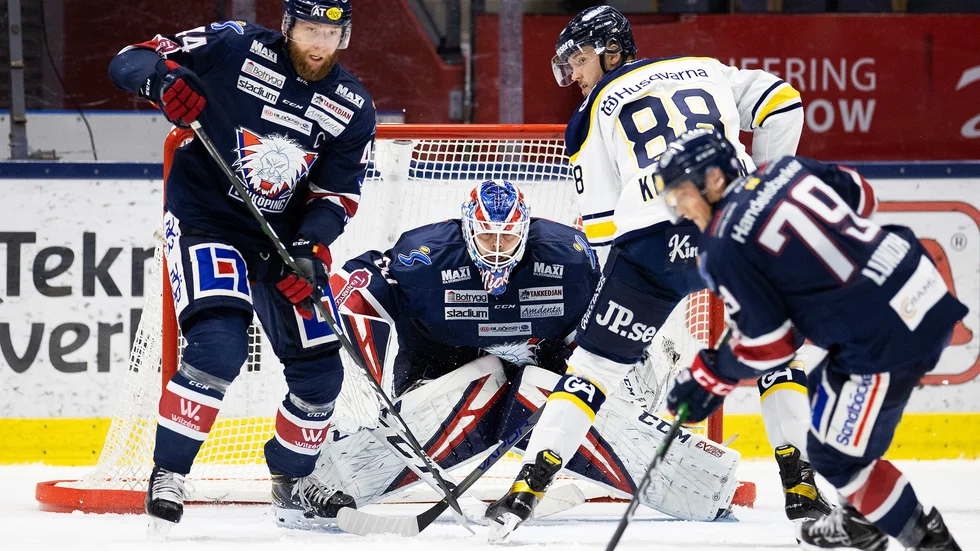 Niklas Lundström var strålande i LHC-målet mot HV71. Här får han hjälp av Jonas Junland och Patrik Lundh när HV-forwarden Jesper Kokkonen är framför målet. 