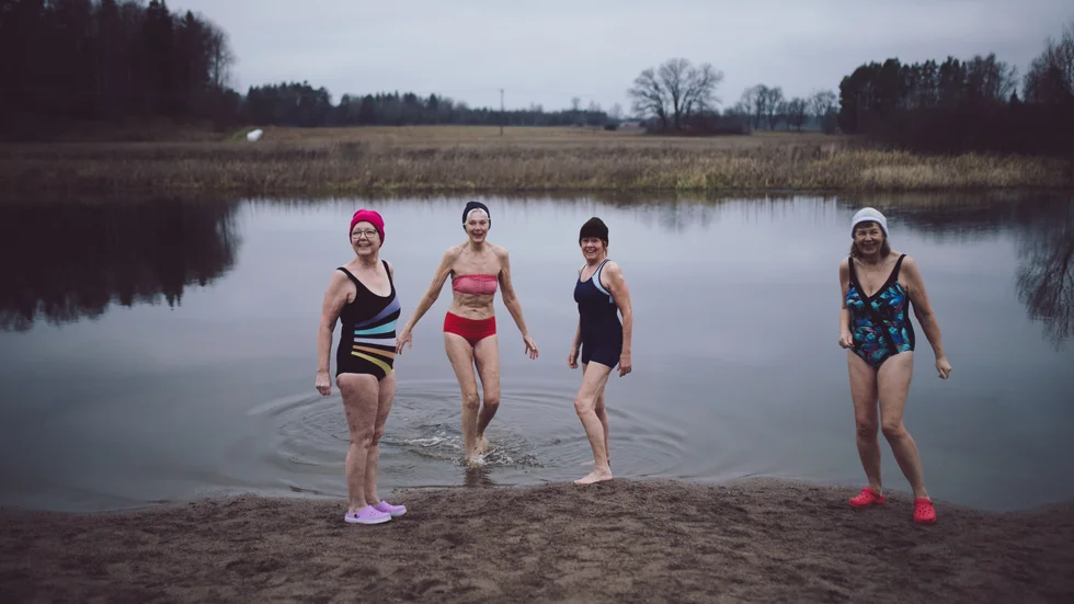 Berit Sandberg, Ulla-Britt Hegstam Bona, Solveig Öberg och Lena Rodhe stannar för att ta en snabb bild innan det är baddags.