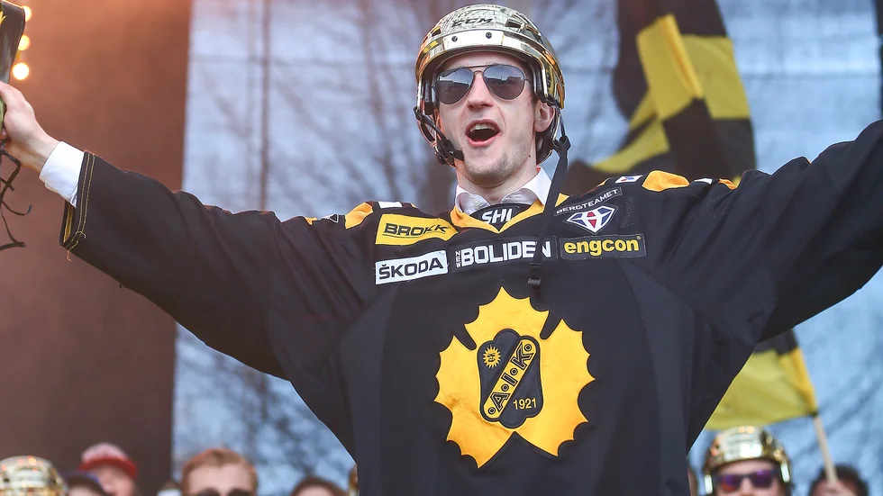 Melker Karlsson, som lämnade Skellefteå AIK efter guldfirandet 2014, är nu sex år senare tillbaka i klubben igen. 