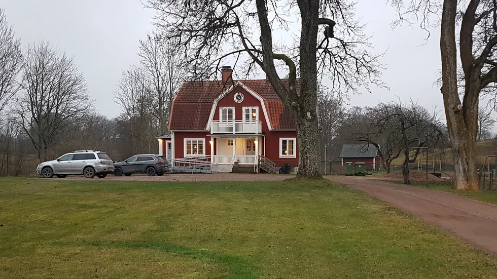 Förskolan i Rinna är inrymd i en före detta lägergård som tillhör kyrkan, naturskönt beläget mellan sjön och Rinna kyrka.