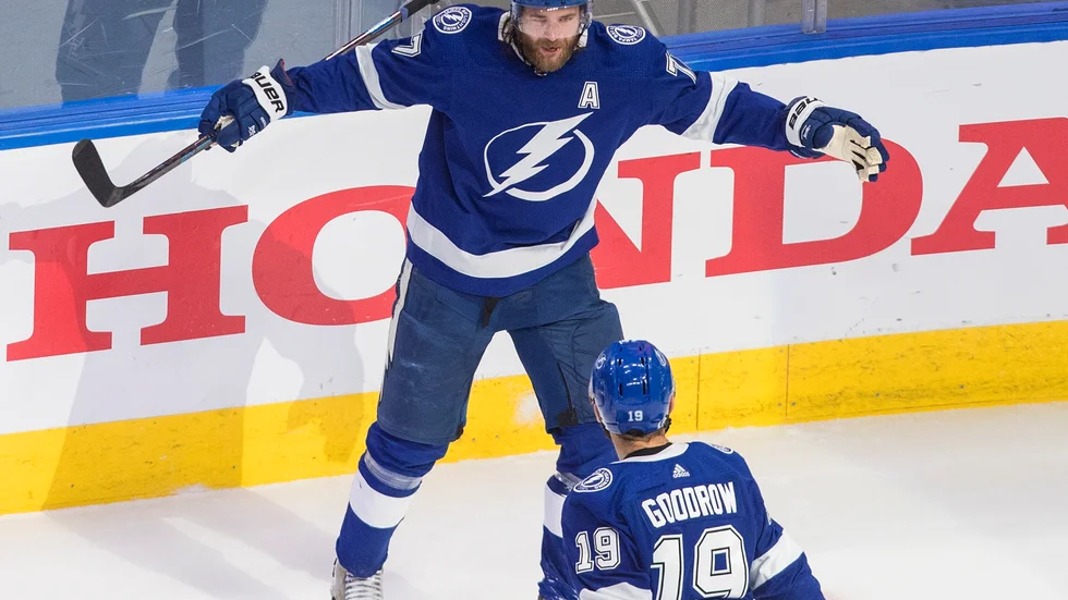 Victor Hedman och Tampa Bay vann Stanley Cup förra säsongen, den nya säsongen kan komma att starta den 13 januari. Arkivbild.