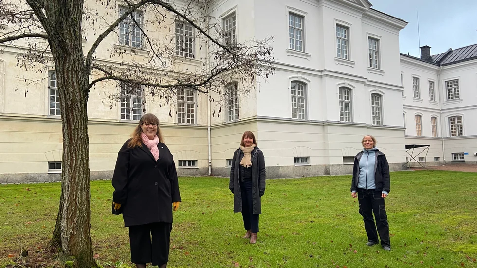 Linda Eskilsson (MP), Pia Sörås Staflin och Maria Nöremark gläds åt att ytterligare 19 kulturutövare får hyra in sig i Hospitalet.