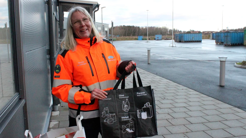 Avfallsingenjör Martina Hornwall tycker att Motala- och Vadstenaborna, generellt, är duktiga på att sortera i fyrfackskärlen.