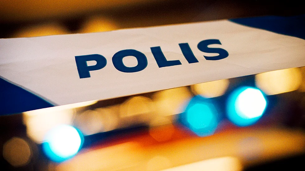 Polisen borde vistas mer ute i samhället, menar skribenten.