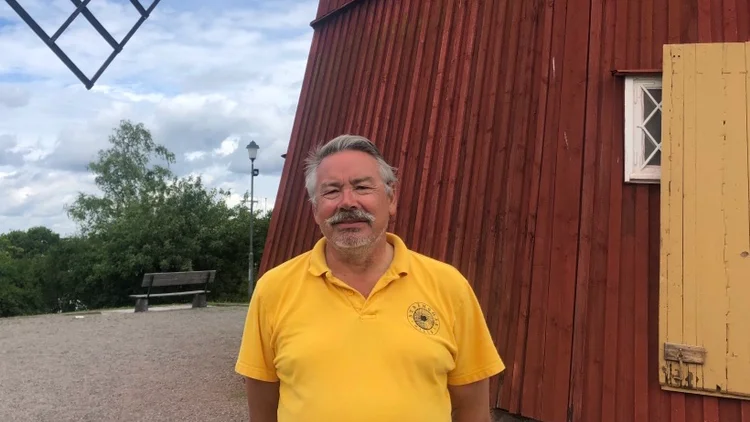 Henrik Mörner håller i visningarna. Han säger att intresset är stort under dagar när det inte regnar.