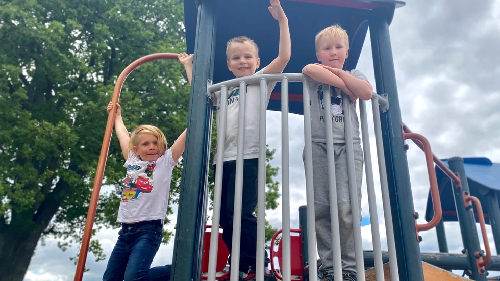 Olle, Gustav och Sixten i lekplatsen på Patrullgatan. De andra lekparkerna som besöks är Fålehagens, Stadsparkens och hinderbanan i Råssnäs. 