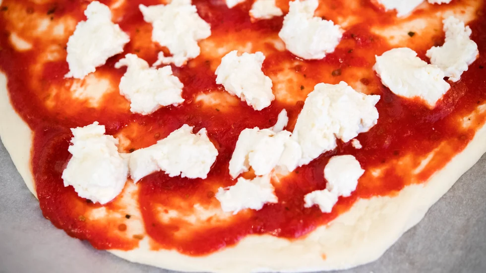 Se upp med pizzadegen och tomatsåsen från Lidl, om bästföredatum ligger mellan 24 juli och 24 augusti så kan det finnas metallbitar i såsen. Arkivbild.